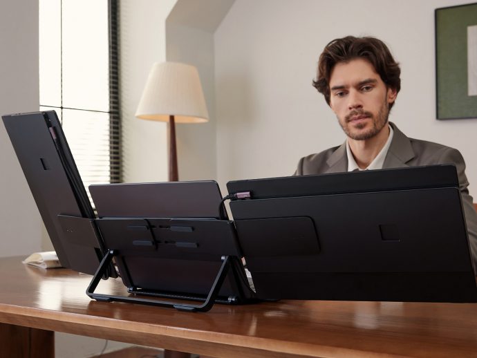 FlipGo Horizon Turns Any Laptop Into a Portable Triple-Screen Studio