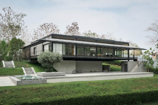 BAAN O+O floating courtyard house in Khao Yai showing steel framework and elevated design by Junsekino Architect