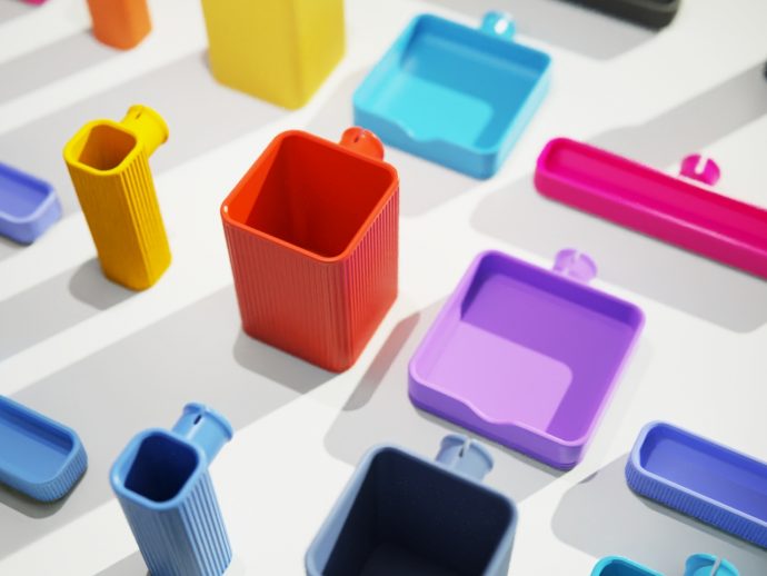 Modular desk organizer lets you play around with your workspace