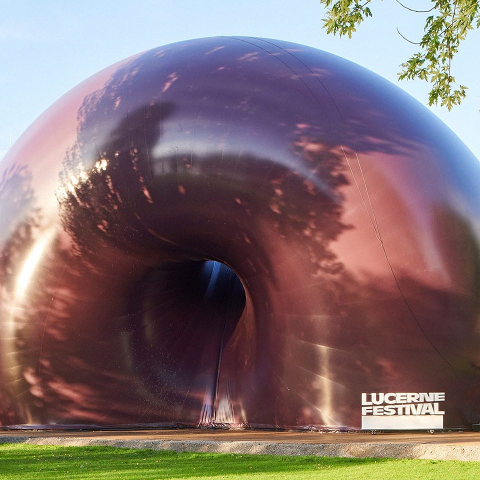 アート・デザイン・音楽 The Inflatable Moment World's First Inflatable Concert Hall Is Made Using PVC & Looks