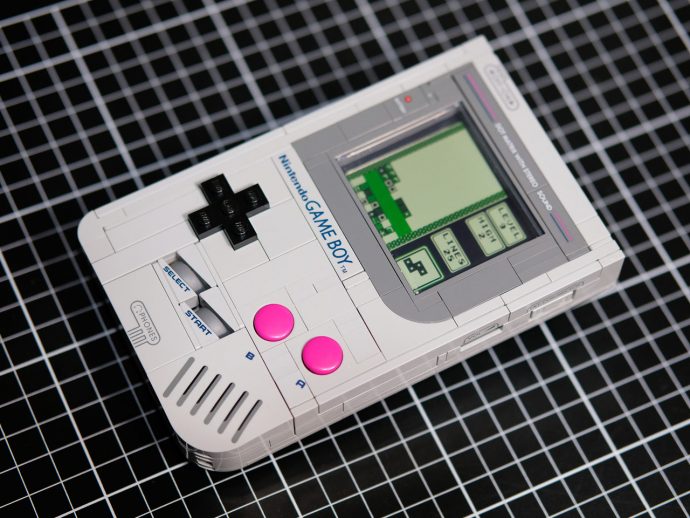 Aussie modder turns the dead LEGO Game Boy into a functional handheld