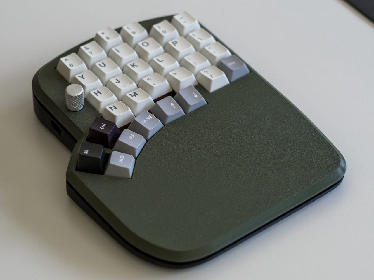 3D Printed case for Halcyon Elora split mechanical keyboard has magnetic wrist pad attachments - Yanko Design