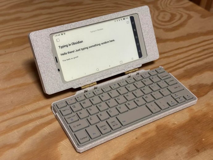DIY 3D-Printed Clamshell Turns BOOX Palma Into a Tiny Laptop