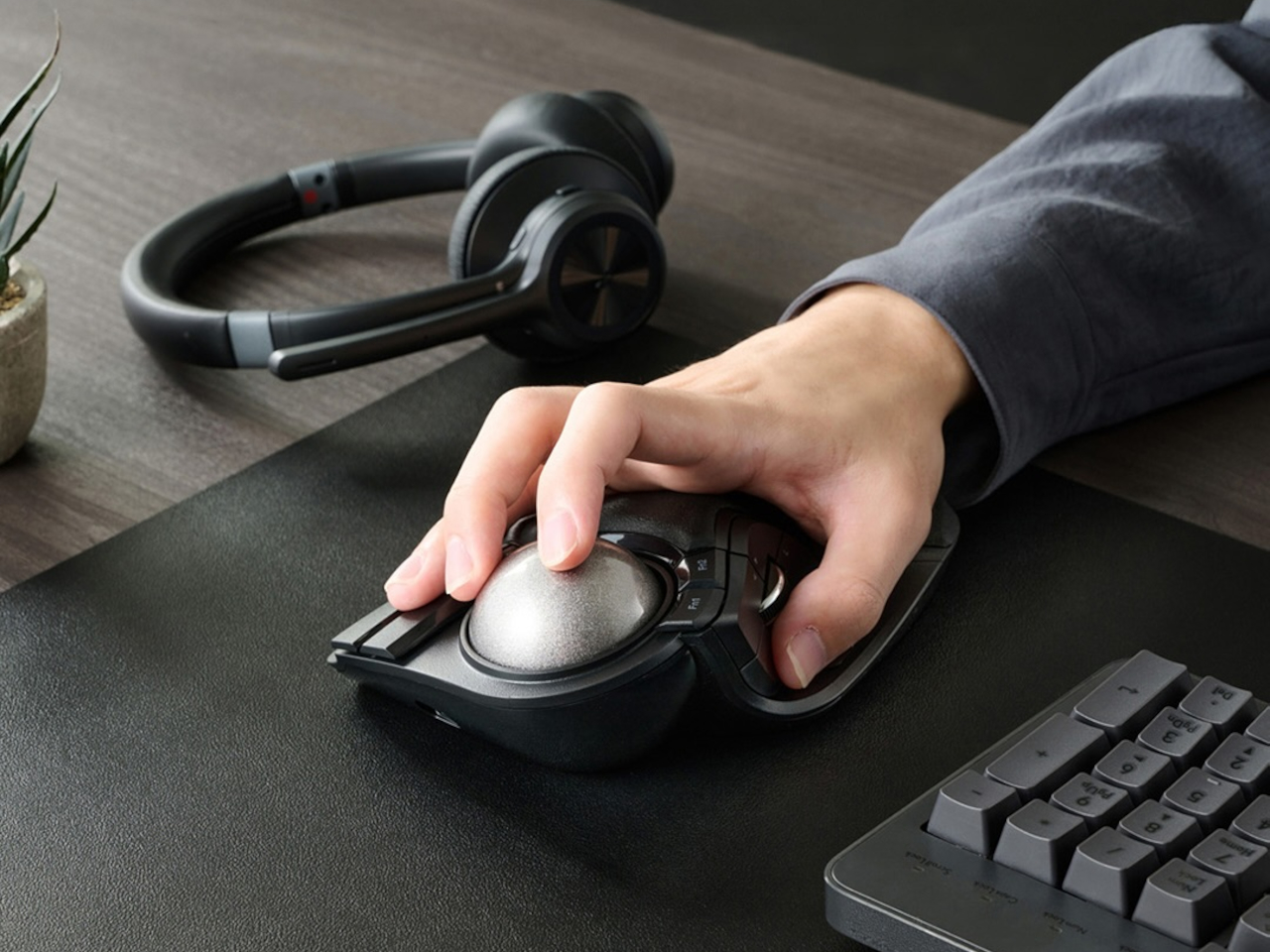 Elecom HUGE Plus Has a 52mm Trackball and 10 Programmable Buttons - Yanko Design