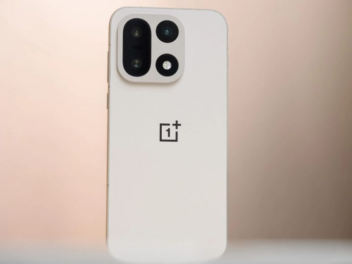 OnePlus 15 with 7300 mAh battery and triple-chip architecture crushes other Android Devices