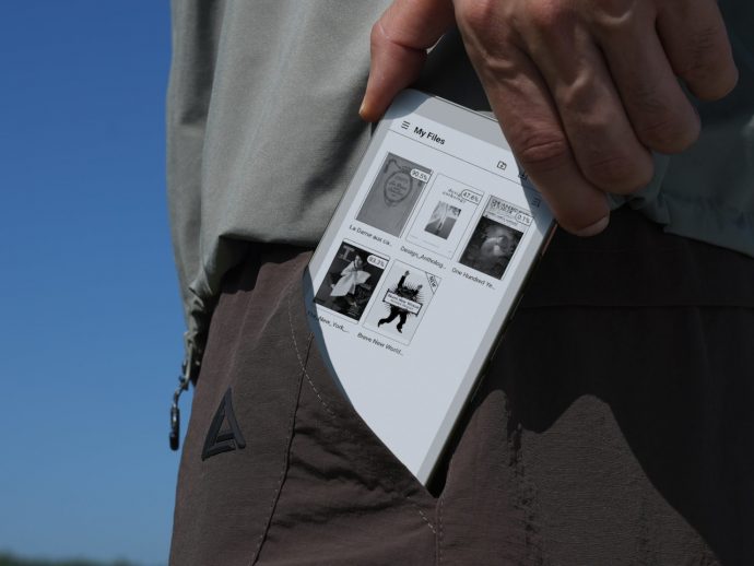 Phone-sized 138g E-Reader Answers Questions About What You’re Reading