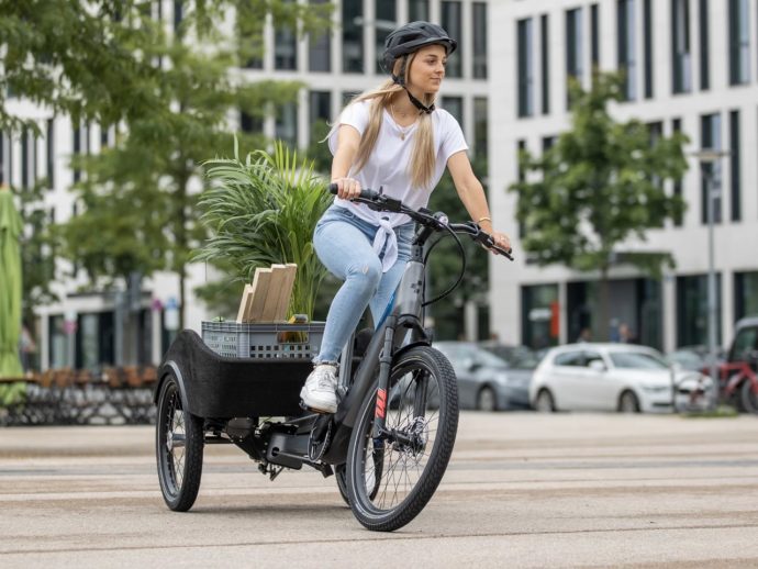 The Cube Trike Flatbed Hybrid 750 Redefines Urban Cargo with Tilting Technology
