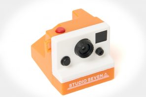 This 15g Digital Camera Looks Like a Tiny Polaroid, Hangs on Keychains
