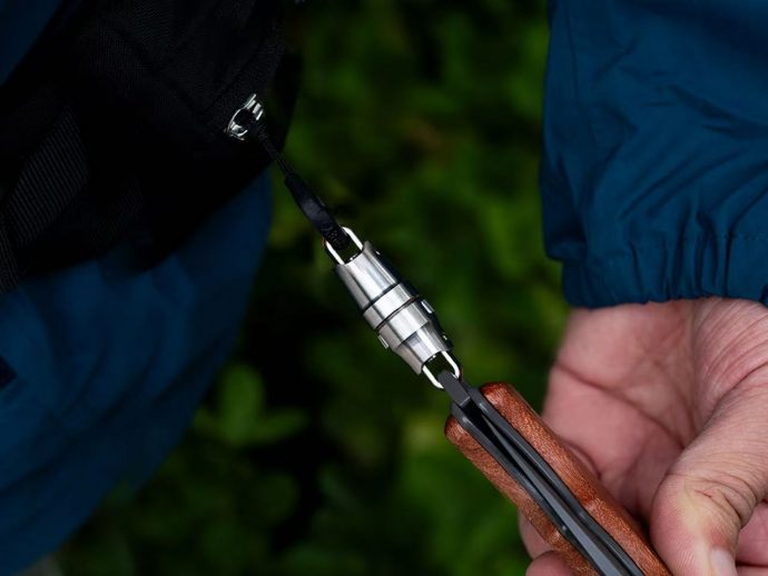 This 6.5g Quick-Release Titanium Keychain Opens With One Hand