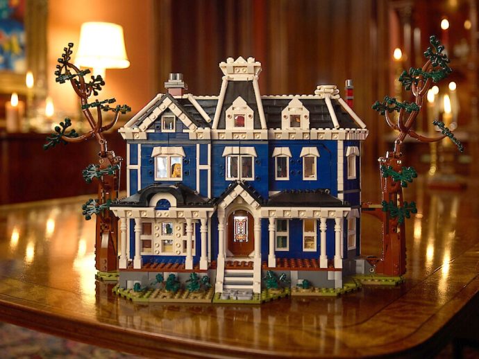 LEGO Just Dropped a $300 Stranger Things Set That Transforms When You Pull the Corners