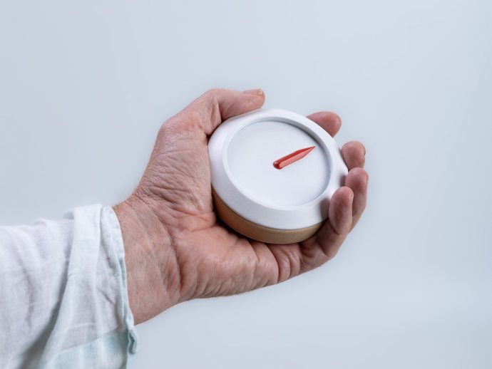Homing Compass Lets a Single Red Arrow Always Point the Way Back Home