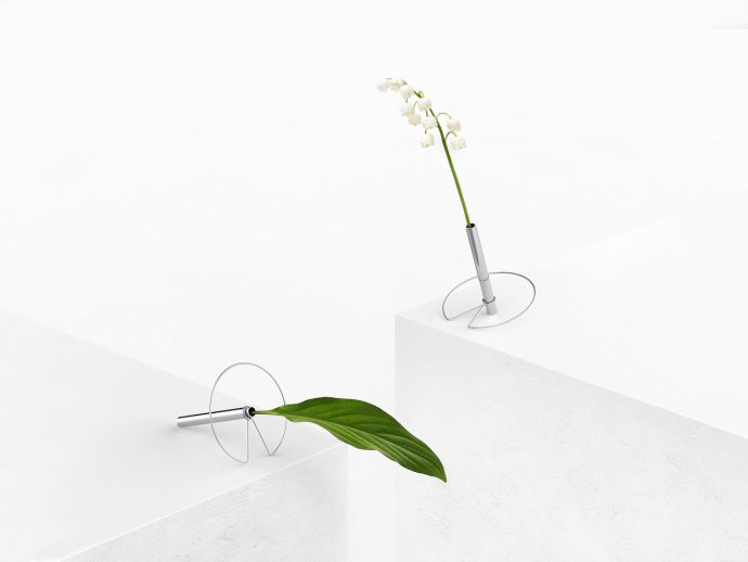 Lotus Effect Vase Lets Stems Drift Across Edges Like Leaves on Water