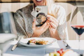 This 9mm Wireless Charger Just Made Power Banks Obsolete