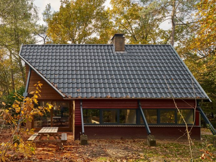 This Dutch A-Frame Shares Its Space With Bats, Birds, and Nature
