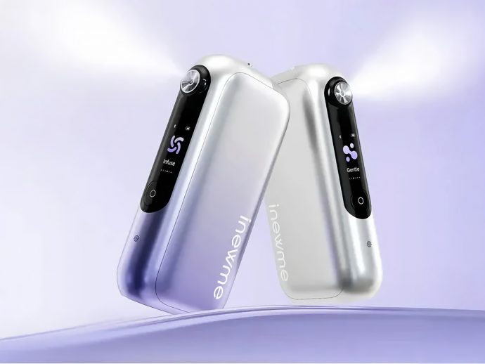 This Pocket Hydrator Adjusts Mist Strength Based on Face Distance