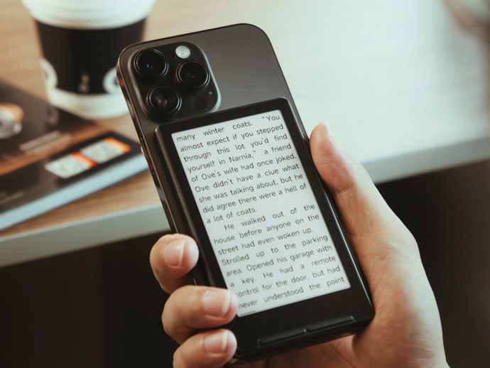 Xteink X4 is a wallet-sized eReader That Snaps Onto Your Phone