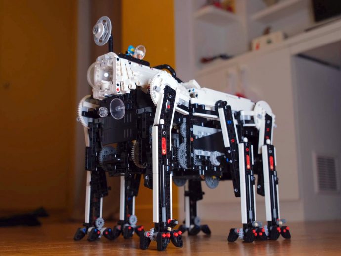 Six-Legged LEGO Technic Walker Moves Like a Real Creature Thanks To Pure Mechanical Engineering
