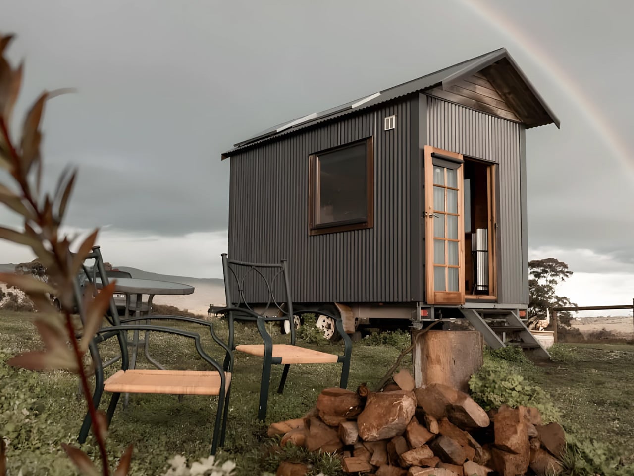 yankodesign.com - Srishti Mitra - This Off-Grid Australian Tiny House Returns to the Movement's Rustic Cabin Roots