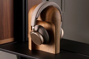This Headphone Stand Looks Like a Sculpture Even Without Headphones