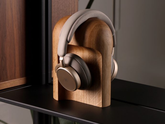 This Headphone Stand Looks Like a Sculpture Even Without Headphones