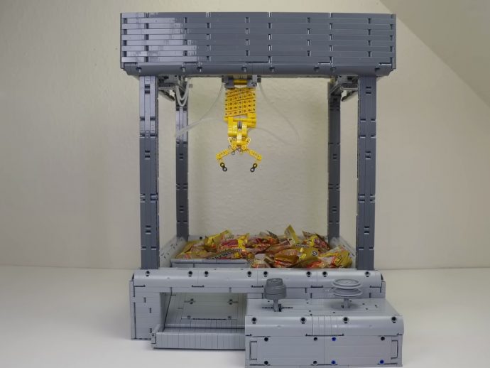 This LEGO Claw Machine Uses Just One Motor (And Lots of Genius)
