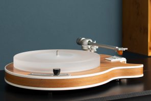 Electric guitar–shaped Clearaudio Celebrity Al Di Meola Edition Turntable exemplifies functional art
