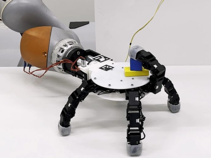 This 6-Fingered Robot Hand Crawls Away From Its Own Arm