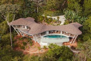 This Costa Rican Home Chooses Air, Rhythm, and Silence Over Walls