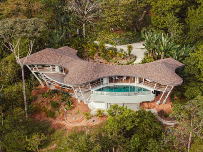 This Costa Rican Home Chooses Air, Rhythm, and Silence Over Walls