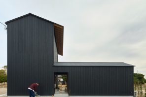 This Japanese House Hides From the Street, Opens to the Sea