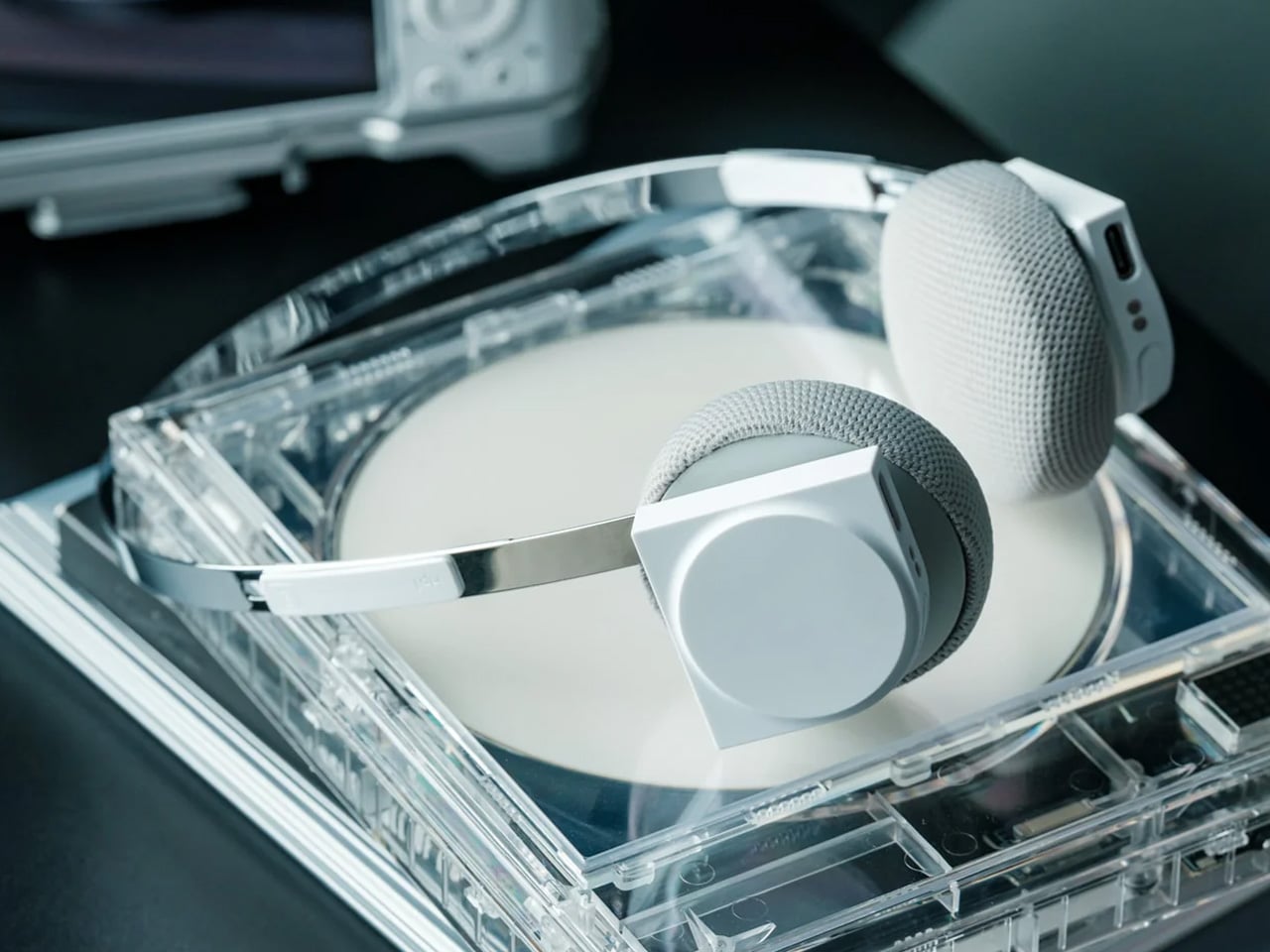 8 Best Travel Gadgets & Tools Men Who Fly Constantly Refuse to Leave Without - Yanko Design