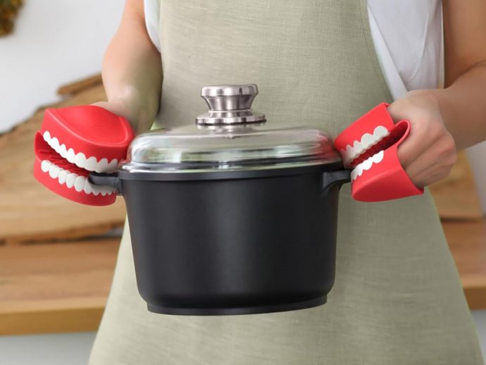 These $18 Chattering Teeth Pot Holders Are Stupidly Adorable and Oven-Safe, and I Need Them Immediately