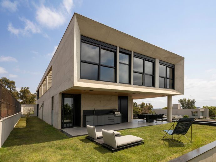 The Brazilian House That Turns a Hillside Into a Feature