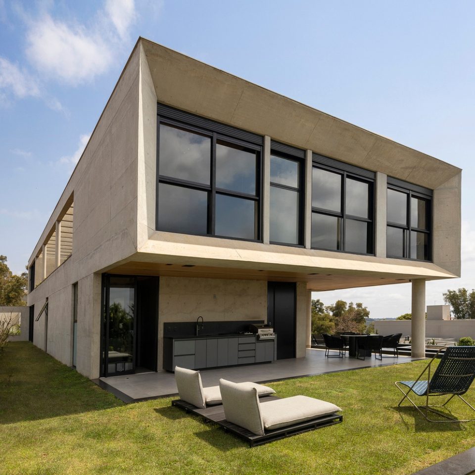The Brazilian House That Turns a Hillside Into a Feature - Yanko