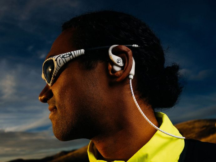 These $100 Open-Ear Earbuds Won’t Fight Your Glasses, Hair, or Hat