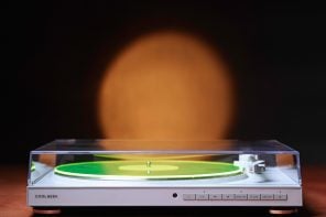 This 28mm Turntable Is Fully Automatic and Glows Softly Like Mood Lighting