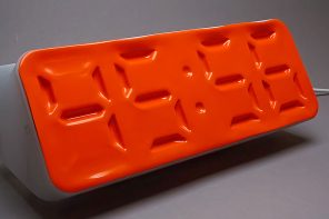 This air-powered desk clock with stopwatch function is a work of genius