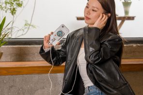 Fosi’s $150 Headphone Amp Snaps to Your iPhone Instead of Dangling