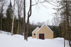 This Quebec Home Doesn’t Fight the Forest – It Disappears Into It