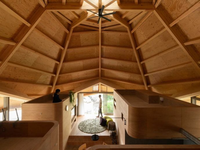 A Spiderweb-Shaped Home in Japan Has No Fixed Rooms and Adapts as the Family Grows