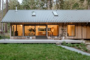Tucked Between Two Ancient Stumps, This House Barely Touches the Ground — And That’s Exactly the Point