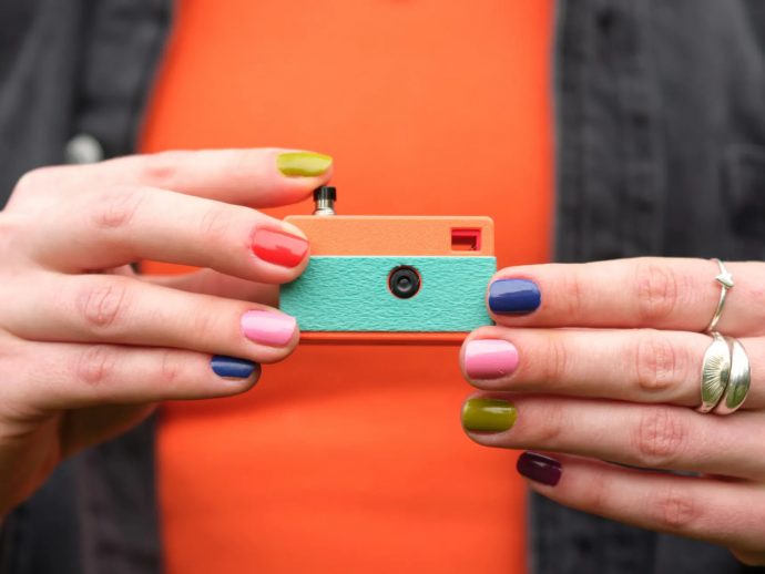 This Keychain Camera Shares Photos Over Its Own Wi-Fi, No App Needed