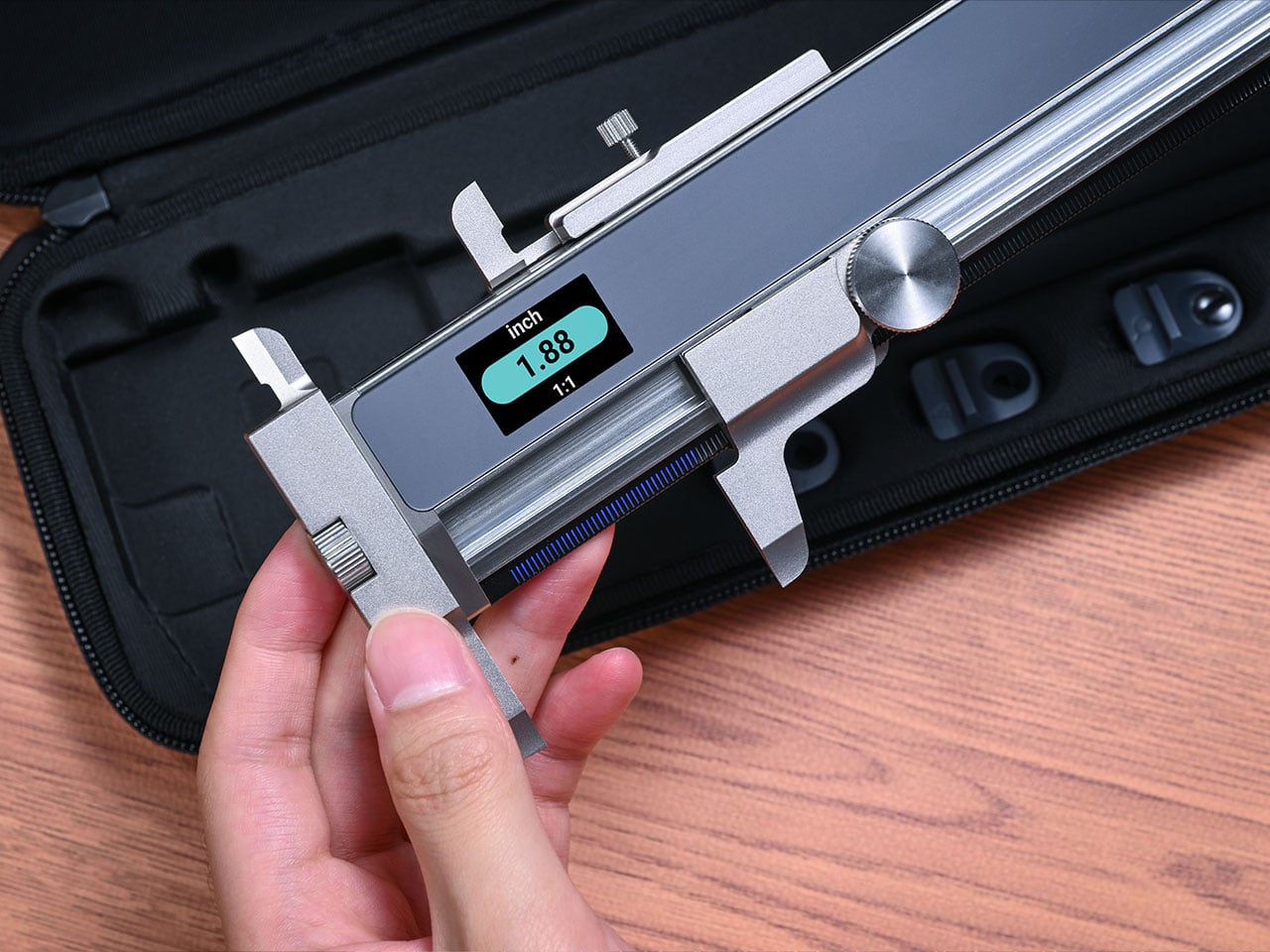 This Ultrasonic Cutter Vibrates 40,000 Times a Second For Cleaner 3D-Print Finishing. And It’s On Sale.
