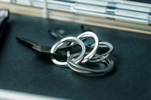 This Japanese Key Ring Has One Press, No Coil, And Zero Need For Your Thumbnail