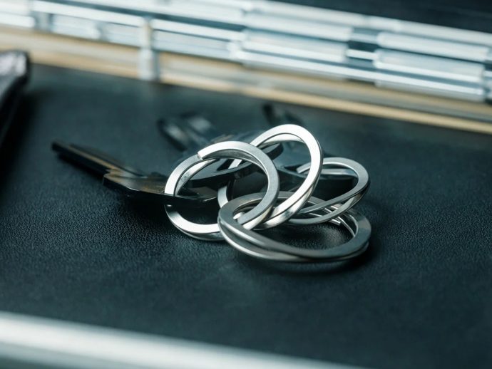 This Japanese Key Ring Has One Press, No Coil, And Zero Need For Your Thumbnail