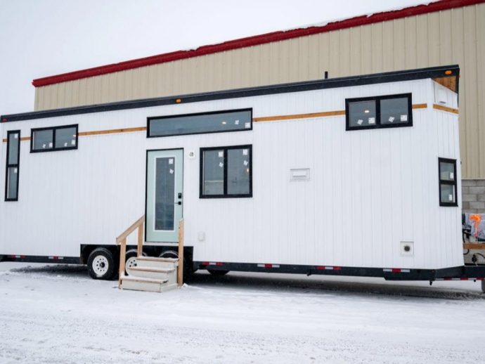 This Tiny Home Packs a Bathtub, Dishwasher, and Two Bedrooms Into 423 Square Feet