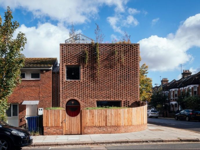 Peckham House Balances Brutalism, Warmth, and Garden Living