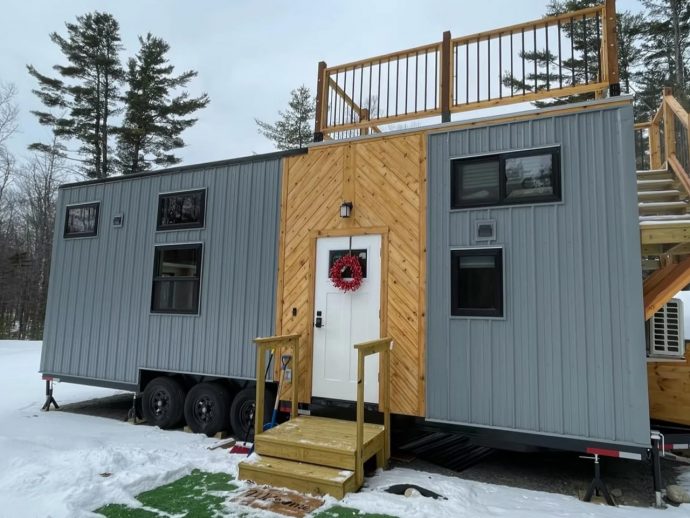 This Tiny Home on a Trailer Has a Rooftop Terrace and Sleeps Five People