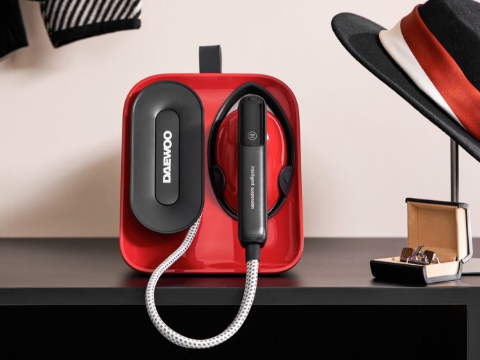 Daewoo’s Rose Iron Folds to A4 Size and Steams Without a Soleplate