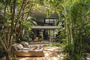 This Jungle House in Mexico Was Designed Around Two Aviaries for Rescued Parrots